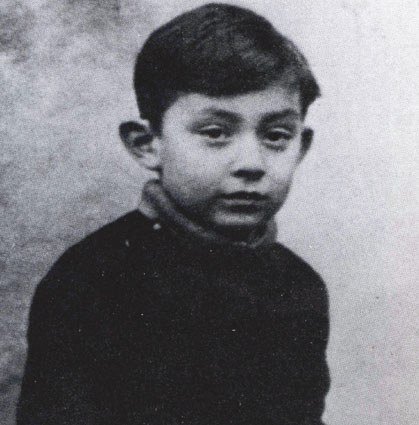 Lucien, un enfant espiègle et malicieux qui va progressivement apprendre le cynisme et la mélancolie au contact des autres