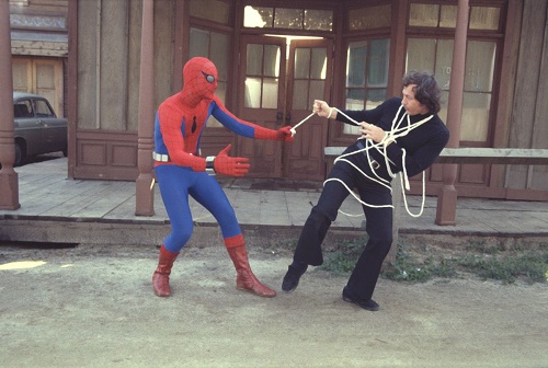 Spiderman tisse sa corde sa toile…