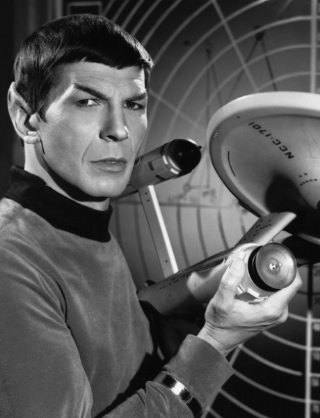 CBS. Source : Wikipedia. https://fr.wikipedia.org/wiki/Spock_(Star_Trek)#/media/File:Leonard_Nimoy_1975.jpg