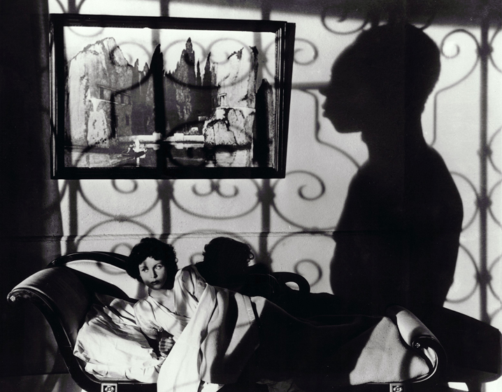 Vaudou : L’art de l’ombre portée. A noter une réplique du célèbre tableau d’Arnold Böcklin : L’Île des Morts…