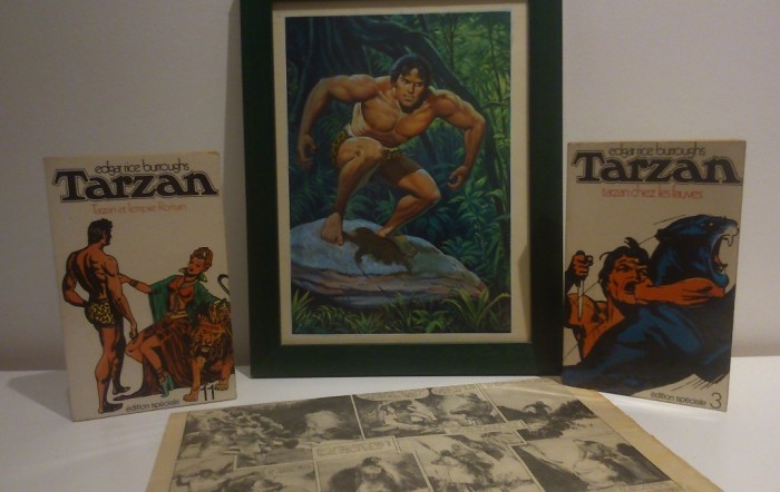 Une peinture de Tarzan par Jean Frisano avec deux livres tirés de sa bibliothèque : Tarzan chez les fauves et Tarzan et l’empire romain de Edgar Rice Burroghs (édition 1970 diffusion Denoël) ainsi qu’un journal italien avec des histoires dans la Jungle. Typiquement le genre d’univers qui plaisait à Jean.