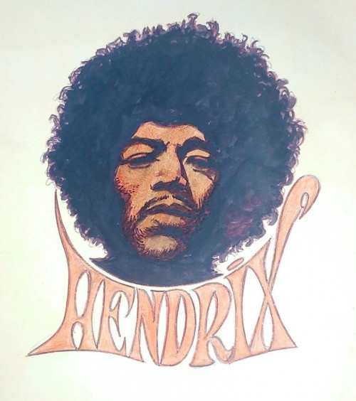 Thomas Frisano se souvient qu’après avoir vu ce dessin de Jimi Hendrix il demanda à son père s’il pouvait le récupérer afin d’en faire un transfert sur un T-shirt. Dommage que le Strange 100 n’ai pas eu la bonne idée de nous offrir un transfert de cette qualité !