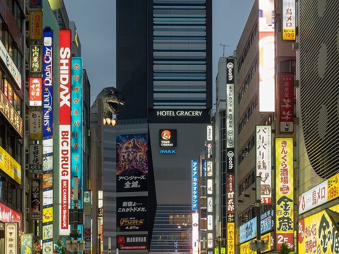 Godz_02 Une scène d’un film ? Non pas du tout, le quartier Kabukicho à Tokyo !  Source : Wikipedia. https://commons.wikimedia.org/wiki/File:Godzilla_(27813102648).jpg