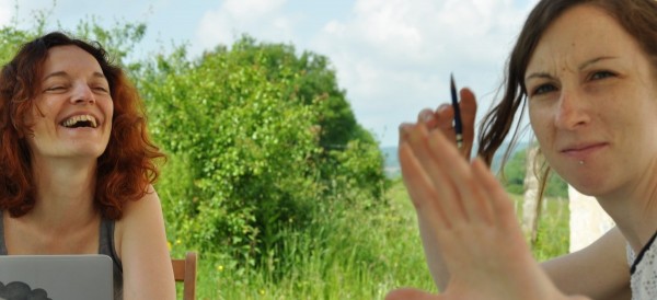 Oui, oui, vous êtes les meilleures les filles ! Maintenant, par pitié Julie, lâche cette arme ! 