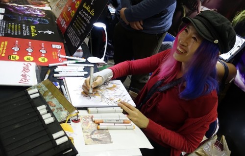 Rachta Lin l’artiste Singapourienne dessine même avec une attelle !