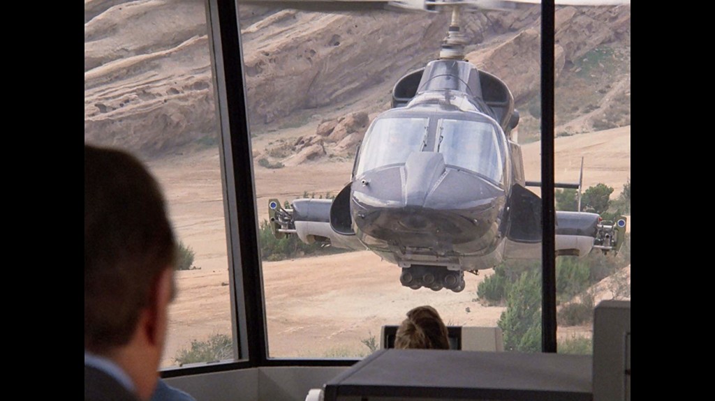 Ceci est Airwolf, l’hélicoptère le plus puissant de la création qui vous arrache la tête comme le vent vous arrache votre chapeau. Vous vous sentez à l’aise ? » https://www.imdb.com/title/tt0086662/mediaviewer/rm1479218432 (c) Universal France