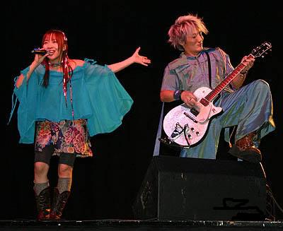 Atsuko et Katsu (qui se prend pour un super saiyan avec sa coupe de cheveux) Image libre de droits source : wikimedia