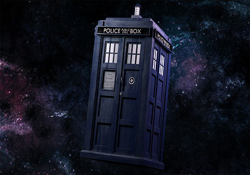 Le TARDIS, Ou Time And Relative Dimension In Space, est l’un des piliers de la série.  Copyright : BBC/Mélissa Hachid